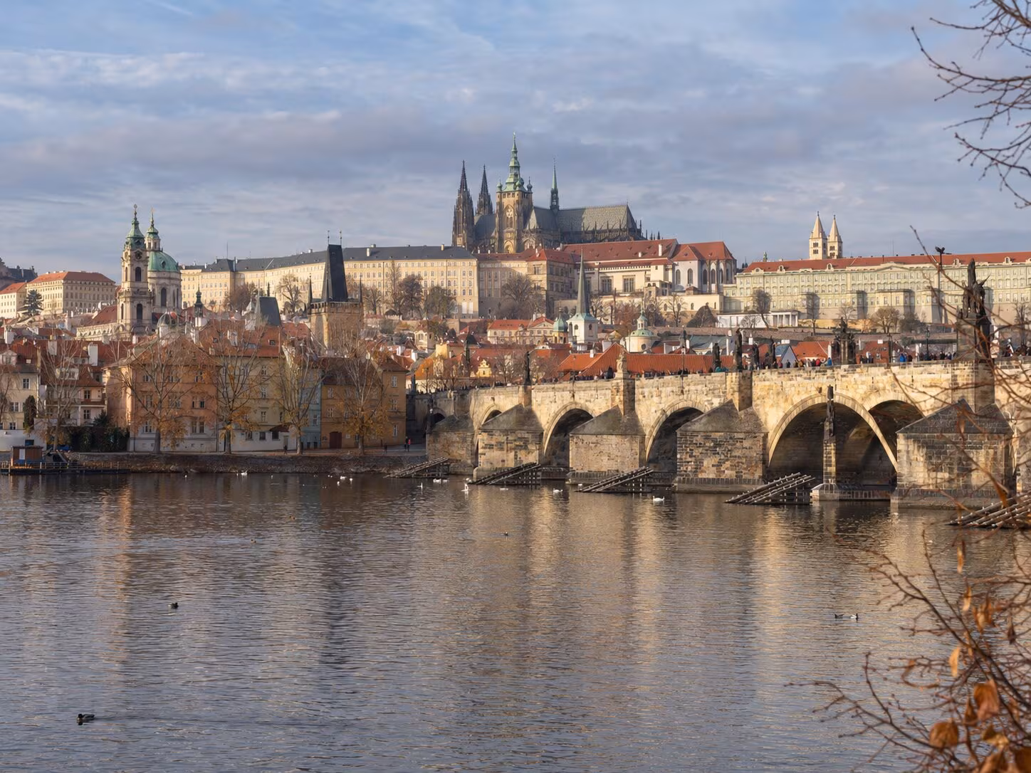Blick über die Moldau auf die Karlsbrücke und die Prager Burg